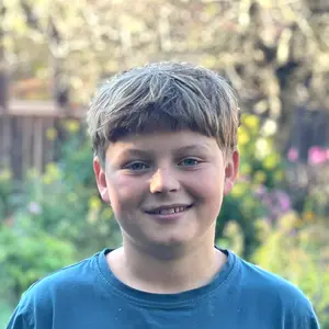 Porträt eines Schülers der 5. Klasse im Schulgarten