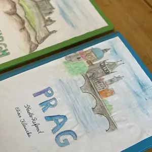 Zwei selbst gestaltete Epochenhefte, eines mit dem Titel „Prag“