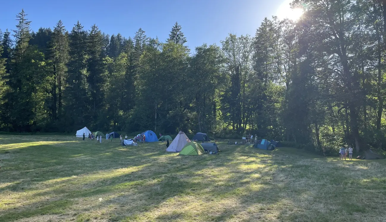 Zelte am Waldrand