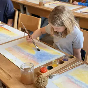 Schülerin der 6. Klasse malt ein Aquarellbild