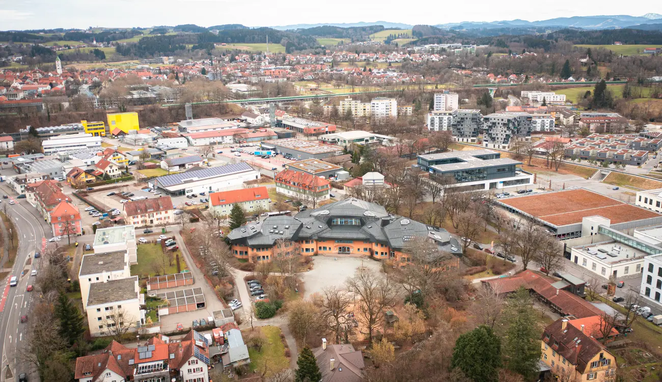 Luftaufnahme der Schule in Wangen im Allgäu, im Hintergrund die Berge