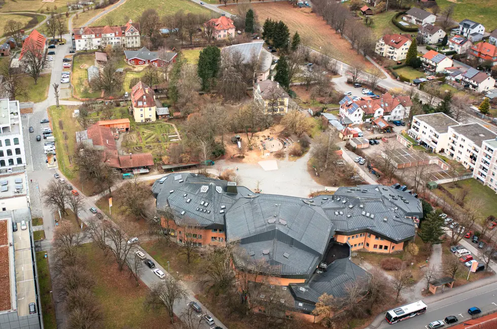 Luftaufnahme des Schulgeländes der Freien Waldorfschule Wangen mit dem großen Schulgebäude und seinen grauen Dächern