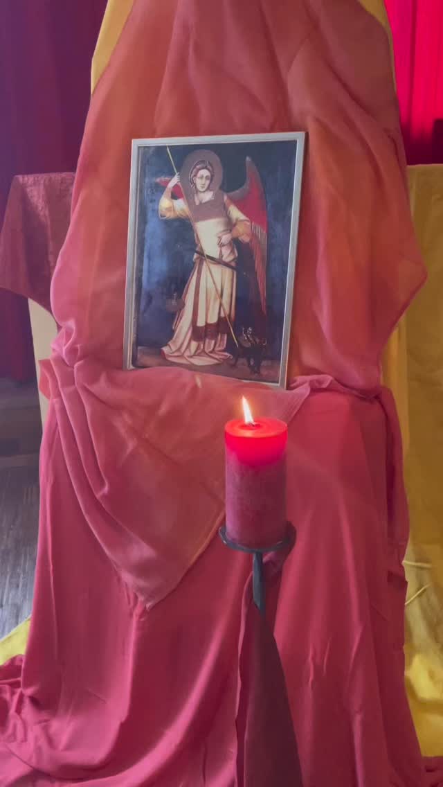 Michaeli – den Mut in sich selbst finden

Wenn die Tage kürzer werden und der Sommer sich langsam verabschiedet, feiern wir Michaeli – die Zeit des Mutes, der inneren Stärke und der bewussten Begegnung mit dem, was uns herausfordert.

Auf unserem Schulhof konnten die Schülerinnen und Schüler heute Morgen selbst erfahren, was Mut bedeutet: In kleinen Spielen und Mutproben galt es, über sich hinauszuwachsen, Neues zu wagen und gemeinsam Herausforderungen zu meistern. Für jede bestandene Mutprobe gab es einen goldenes Steinchen.

Stein für Stein füllte sich die Waagschale. 

Eine Waage als Bild für die Kräfte, die in uns und um uns wirken – für das Helle und das Dunkle, für das Gute und das, was uns Angst machen kann.

Am Ende konnten die Kinder gemeinsam dem Drachen entgegentreten und ihn besiegen. 

Michaeli erinnert uns daran, dass Mut nicht bedeutet, keine Angst zu haben. Mut bedeutet, der Angst zu begegnen, die eigene Stärke zu entdecken und sich bewusst für das Gute einzusetzen.

So wird aus einer alten Michaeli-Geschichte eine Erfahrung, die auch heute lebendig werden kann: Den Drachen besiegen heißt, den Mut in sich selbst zu finden.

#waldorfschulewangen #waldorfschule #waldorfpädagogik #michaeli #jahreszeitenfeste